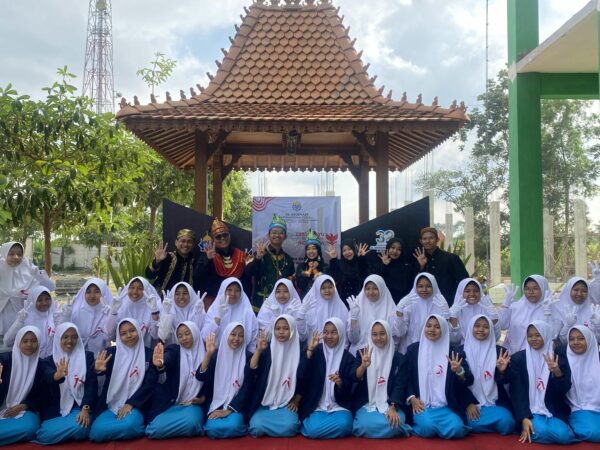 Berbusana Indah dan Pantas